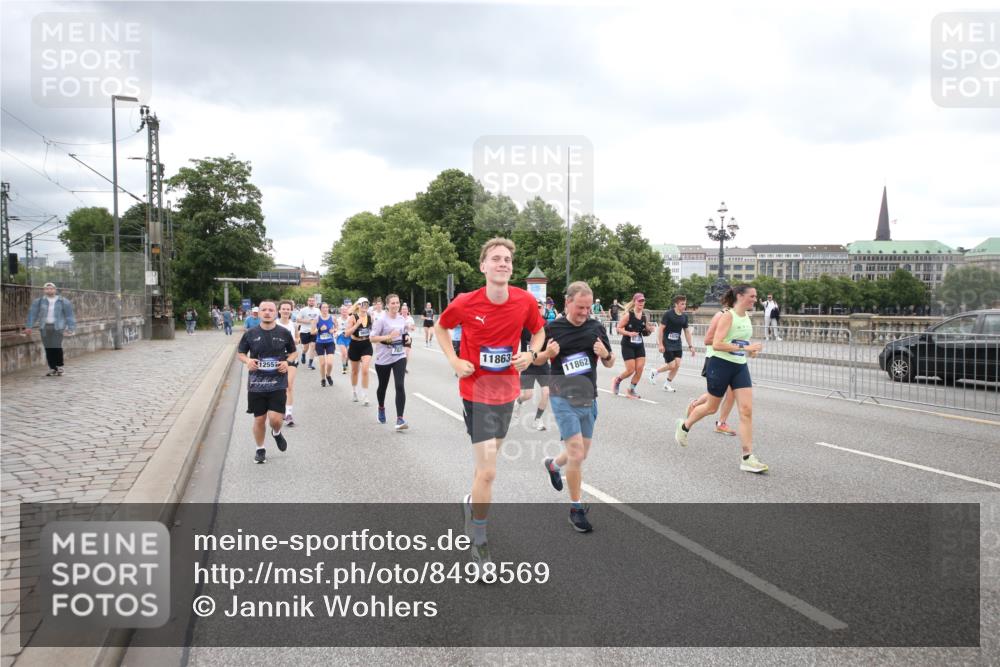 29.06.2025 - hella hamburg halbmarathon Jannik Wohlers http://msf.ph/oto/8498569 29.06.2025 10:55:51 Lombardsbrücke 1113, 1738, 1909, 2095, 2915, 3257, 4083, 4354, 4836, 5580, 5693, 5757, 6690, 6968, 7025, 7028, 8005, 8305, 8517, 8766, 9383, 9435, 9606, 9948, 9953, 10740, 10784, 10987, 11298, 11628, 11862, 11863, 12295, 12296, 12551, 13395, 13405, 13965, 14142, 14280, 14281, 15103, 15173, 15272, 15443, 15696, 15699, 16655, 17084, 17398, 17649, 17673, 18349, 18798, 19228 meine-sportfotos.de