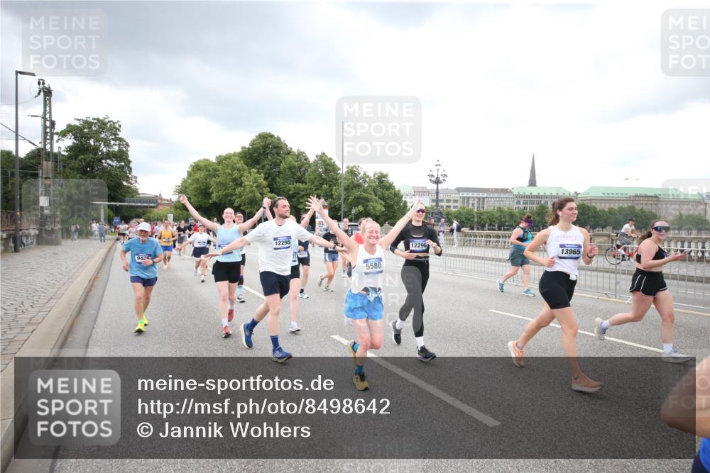 29.06.2025 - hella hamburg halbmarathon Jannik Wohlers http://msf.ph/oto/8498642 29.06.2025 10:55:56 Lombardsbrücke 1113, 1738, 2095, 2915, 3257, 3953, 3987, 4083, 5580, 5693, 5757, 6690, 6968, 7025, 7028, 7090, 7711, 8005, 8517, 8766, 9383, 9435, 9606, 9948, 9953, 10740, 10784, 10987, 11298, 11628, 11862, 11863, 12295, 12296, 12551, 13395, 13405, 13965, 14613, 15103, 15173, 15443, 15696, 15699, 15747, 16655, 16934, 17084, 17092, 17398, 17494, 17649, 17673, 18047, 18247, 18349, 18798, 19228 meine-sportfotos.de