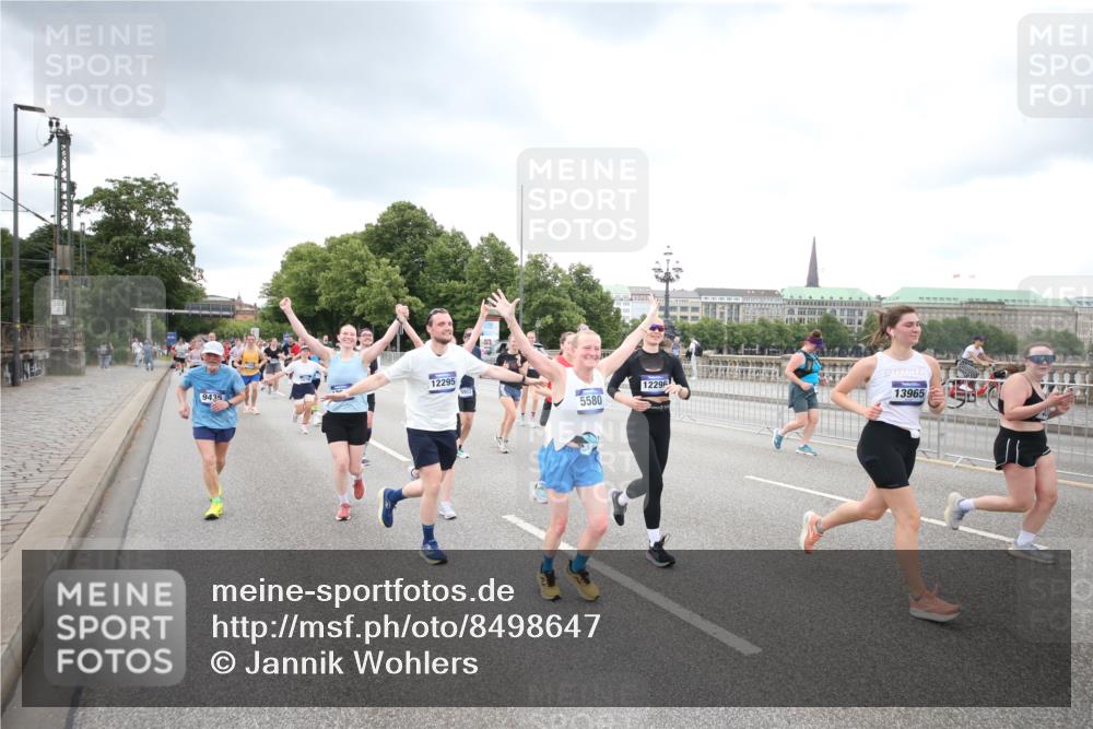 29.06.2025 - hella hamburg halbmarathon Jannik Wohlers http://msf.ph/oto/8498647 29.06.2025 10:55:56 Lombardsbrücke 1113, 1738, 2095, 2915, 3257, 3953, 3987, 4083, 5580, 5693, 5757, 6690, 6968, 7025, 7028, 7090, 7711, 8005, 8517, 8766, 9383, 9435, 9606, 9948, 9953, 10740, 10784, 10987, 11298, 11628, 11862, 11863, 12295, 12296, 12551, 13395, 13405, 13965, 14613, 15103, 15173, 15443, 15696, 15699, 15747, 16655, 16934, 17084, 17092, 17398, 17494, 17649, 17673, 18047, 18247, 18349, 18798, 19228 meine-sportfotos.de