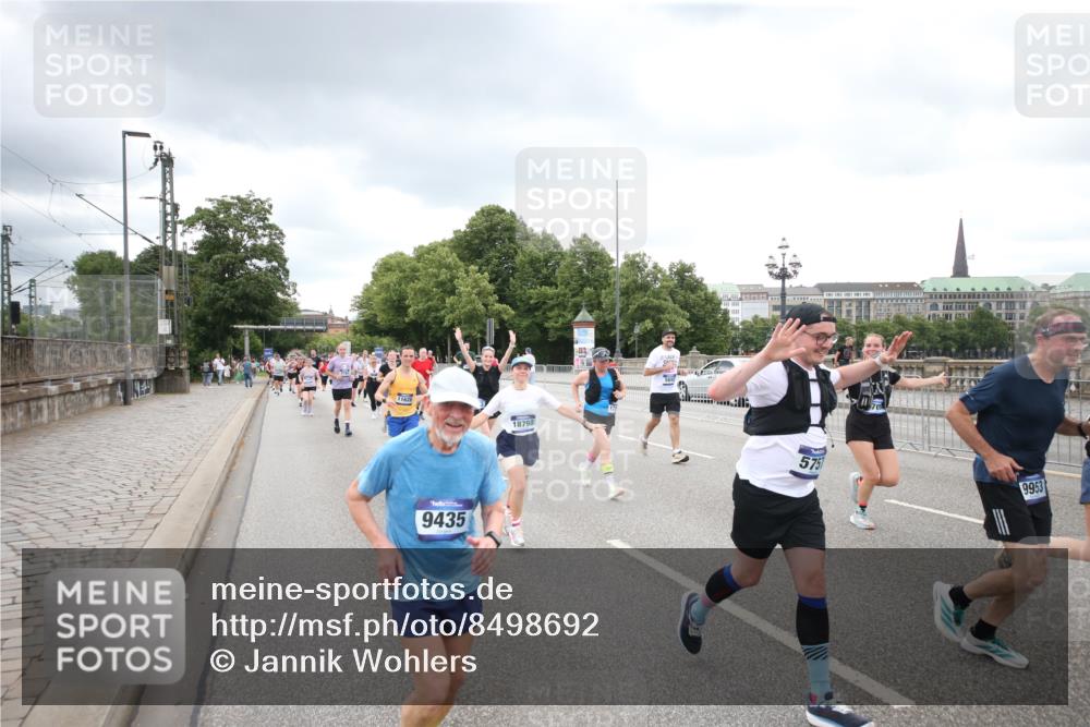 29.06.2025 - hella hamburg halbmarathon Jannik Wohlers http://msf.ph/oto/8498692 29.06.2025 10:55:58 Lombardsbrücke 1047, 1113, 1738, 2915, 3257, 3675, 3676, 3953, 3987, 4083, 5237, 5580, 5693, 5757, 6690, 6968, 7025, 7028, 7090, 7307, 7711, 8517, 8766, 9383, 9435, 9606, 9948, 9953, 10740, 10784, 10932, 10987, 11298, 11628, 11862, 11863, 12295, 12296, 12543, 12551, 13395, 13405, 13965, 14613, 15103, 15443, 15696, 15699, 15747, 16655, 16934, 17084, 17092, 17398, 17494, 17649, 17673, 17797, 18047, 18247, 18798, 19228 meine-sportfotos.de