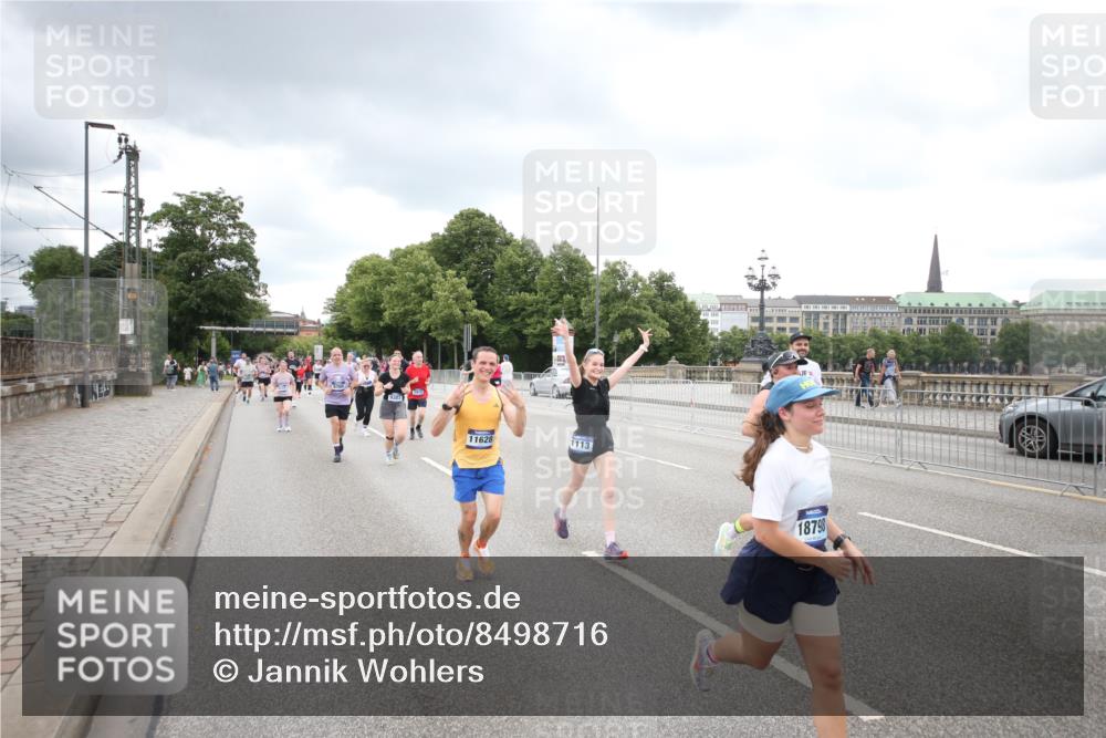 29.06.2025 - hella hamburg halbmarathon Jannik Wohlers http://msf.ph/oto/8498716 29.06.2025 10:55:59 Lombardsbrücke 1047, 1113, 2915, 3257, 3675, 3676, 3953, 3987, 4083, 5237, 5580, 5693, 5757, 6690, 7025, 7028, 7090, 7307, 7711, 8108, 8517, 8606, 8766, 9383, 9435, 9606, 9948, 9953, 10555, 10569, 10740, 10784, 10932, 11298, 11628, 11862, 11863, 12295, 12296, 12543, 12551, 13395, 13405, 13965, 14613, 15103, 15443, 15696, 15699, 15747, 16655, 16934, 17084, 17092, 17398, 17494, 17649, 17673, 17797, 18047, 18247, 18798, 19228 meine-sportfotos.de