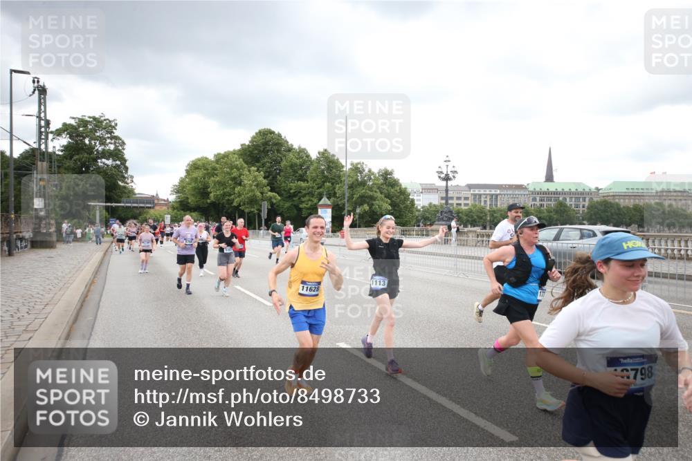 29.06.2025 - hella hamburg halbmarathon Jannik Wohlers http://msf.ph/oto/8498733 29.06.2025 10:56:00 Lombardsbrücke 1047, 1113, 2915, 3257, 3520, 3675, 3676, 3953, 3987, 4083, 5237, 5693, 5757, 6690, 7025, 7028, 7090, 7307, 7711, 8108, 8517, 8606, 8766, 9383, 9606, 9948, 9953, 10555, 10569, 10740, 10784, 10932, 11298, 11628, 11863, 12295, 12296, 12543, 12551, 13096, 13395, 13965, 14613, 15103, 15443, 15696, 15699, 15747, 16034, 16655, 16934, 17084, 17092, 17398, 17494, 17649, 17673, 17797, 18047, 18247, 18798 meine-sportfotos.de