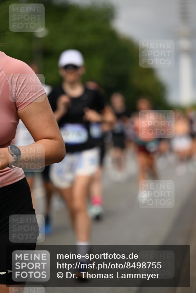 29.06.2025 - hella hamburg halbmarathon Dr. Thomas Lammeyer http://msf.ph/oto/8498755 29.06.2025 10:23:47 Kennedybrücke 1159, 1160, 1708, 2405, 2703, 2795, 2812, 2918, 2993, 2995, 3446, 3631, 4108, 4110, 4170, 4562, 4570, 4979, 5035, 5178, 5251, 5397, 5429, 5449, 5878, 6249, 6542, 6796, 6797, 6872, 6939, 7143, 7248, 7249, 7647, 7836, 8427, 8537, 8778, 9270, 9272, 9856, 10124, 10349, 10540, 10594, 10966, 11247 meine-sportfotos.de
