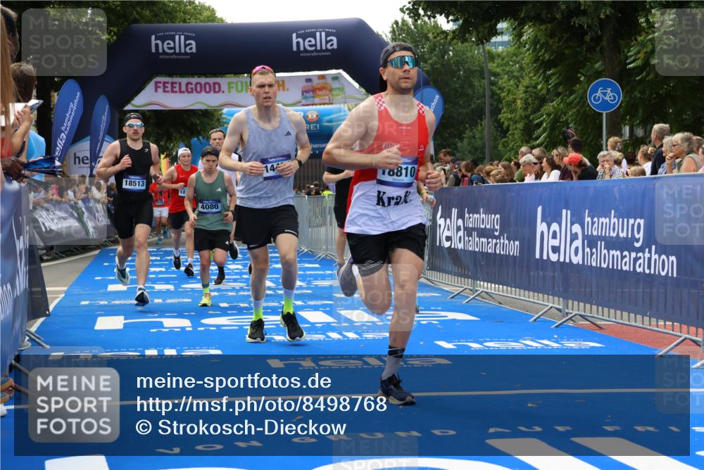 29.06.2025 - hella hamburg halbmarathon Strokosch-Dieckow http://msf.ph/oto/8498768 29.06.2025 10:43:31 Ziel 3116, 3928, 4080, 5124, 5436, 5506, 7635, 8664, 9931, 10237, 10246, 11648, 12623, 13996, 14484, 14690, 16338, 17391, 17912, 18449, 18513, 18775, 18810, 18942, 19051, 19229 meine-sportfotos.de