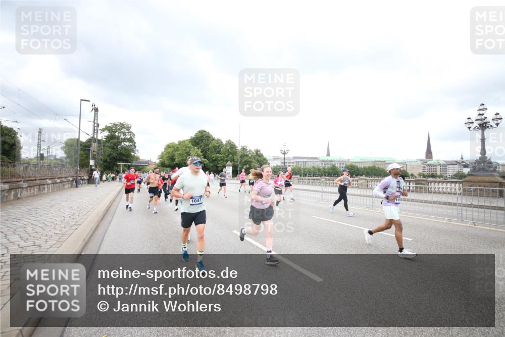 29.06.2025 - hella hamburg halbmarathon Jannik Wohlers http://msf.ph/oto/8498798 29.06.2025 10:56:09 Lombardsbrücke 1047, 1113, 2143, 2307, 2887, 2915, 2991, 3438, 3520, 3614, 3675, 3676, 3953, 3987, 4773, 5237, 5438, 5693, 5911, 6690, 7090, 7307, 7711, 8108, 8606, 8766, 8939, 8943, 9172, 9210, 9383, 9910, 10555, 10569, 10571, 10932, 10936, 11089, 11204, 11628, 12221, 12354, 12543, 13096, 13108, 14613, 14711, 14746, 15747, 16034, 16934, 17092, 17494, 17797, 18047, 18197, 18247, 18798 meine-sportfotos.de