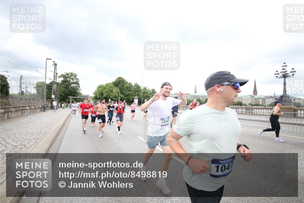 29.06.2025 - hella hamburg halbmarathon Jannik Wohlers http://msf.ph/oto/8498819 29.06.2025 10:56:10 Lombardsbrücke 1047, 2143, 2307, 2887, 2915, 2991, 3438, 3520, 3614, 3675, 3676, 3953, 3987, 4773, 5237, 5438, 5911, 6690, 7090, 7307, 7711, 8108, 8606, 8766, 8939, 8943, 9172, 9210, 9383, 9910, 10555, 10569, 10571, 10932, 10936, 11089, 11204, 11628, 12221, 12328, 12354, 12543, 13096, 13108, 14613, 14711, 14746, 15747, 16034, 16934, 17092, 17494, 17797, 18047, 18197, 18247 meine-sportfotos.de