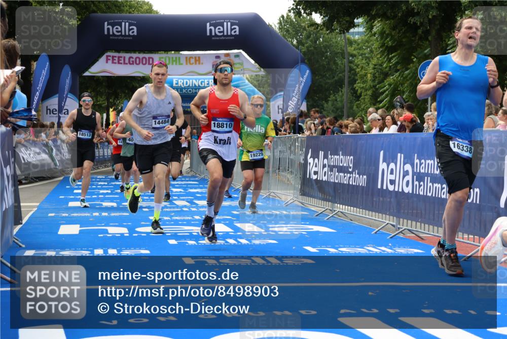 29.06.2025 - hella hamburg halbmarathon Strokosch-Dieckow http://msf.ph/oto/8498903 29.06.2025 10:43:30 Ziel 2653, 3116, 3928, 4080, 5124, 5436, 5506, 7635, 8664, 9931, 10237, 10246, 11648, 12623, 13996, 14484, 14690, 16338, 17391, 17912, 18513, 18775, 18810, 18942, 19009, 19051, 19229 meine-sportfotos.de