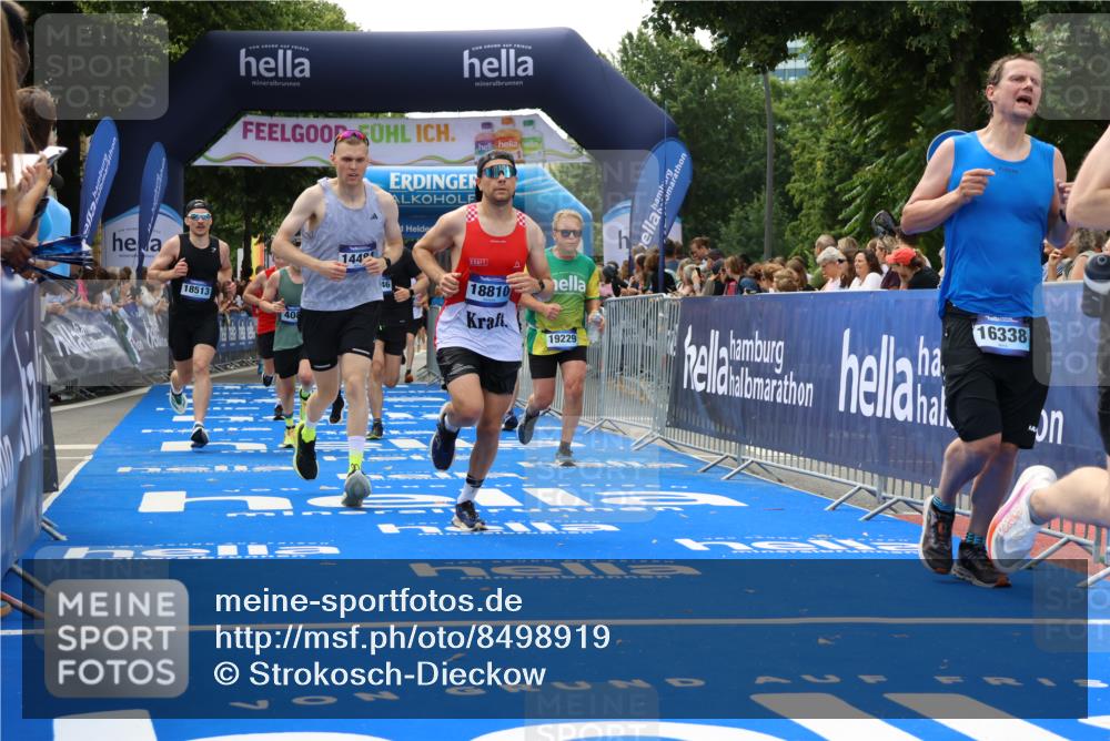29.06.2025 - hella hamburg halbmarathon Strokosch-Dieckow http://msf.ph/oto/8498919 29.06.2025 10:43:30 Ziel 2653, 3116, 3928, 4080, 5124, 5436, 5506, 7635, 8664, 9931, 10237, 10246, 11648, 12623, 13996, 14484, 14690, 16338, 17391, 17912, 18513, 18775, 18810, 18942, 19009, 19051, 19229 meine-sportfotos.de