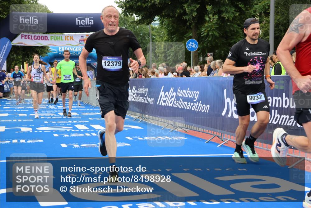 29.06.2025 - hella hamburg halbmarathon Strokosch-Dieckow http://msf.ph/oto/8498928 29.06.2025 10:54:03 Ziel 1151, 1410, 1815, 2432, 3096, 3208, 3209, 5638, 6294, 6356, 6374, 6481, 6581, 7918, 8390, 8394, 9032, 9791, 11499, 11789, 12379, 13032, 13397, 13794, 13869, 15524, 16871, 17348, 18308 meine-sportfotos.de