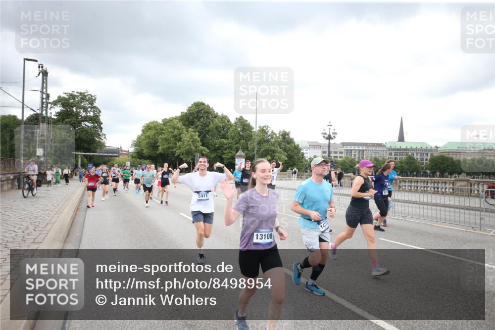 29.06.2025 - hella hamburg halbmarathon Jannik Wohlers http://msf.ph/oto/8498954 29.06.2025 10:56:19 Lombardsbrücke 2143, 2307, 2887, 2991, 3348, 3418, 3438, 3516, 3517, 3520, 3614, 4094, 4118, 4773, 5237, 5438, 5589, 5911, 5944, 6348, 6349, 7307, 7381, 8108, 8150, 8606, 8939, 8943, 9172, 9210, 9402, 9404, 9517, 9902, 9905, 9910, 10138, 10309, 10555, 10569, 10571, 10936, 11047, 11089, 11204, 12221, 12328, 12354, 12543, 12993, 13096, 13108, 13801, 13834, 14117, 14472, 14711, 14746, 15215, 15748, 15823, 16034, 17797, 18197 meine-sportfotos.de