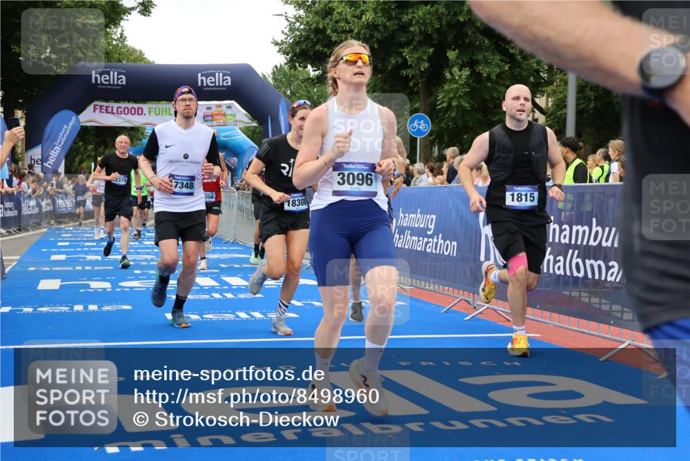 29.06.2025 - hella hamburg halbmarathon Strokosch-Dieckow http://msf.ph/oto/8498960 29.06.2025 10:54:00 Ziel 1151, 1410, 1815, 2432, 3096, 3208, 3209, 6294, 6356, 6374, 6481, 6581, 7395, 7918, 7973, 8394, 9032, 11499, 11789, 12379, 13032, 13397, 13869, 14175, 16477, 16871, 17348, 18308, 18831, 18879 meine-sportfotos.de