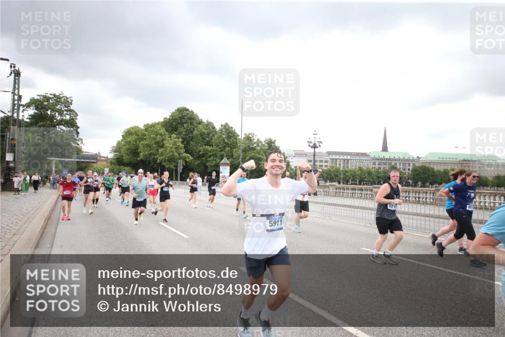 29.06.2025 - hella hamburg halbmarathon Jannik Wohlers http://msf.ph/oto/8498979 29.06.2025 10:56:20 Lombardsbrücke 2143, 2307, 2887, 2932, 2991, 3348, 3418, 3438, 3516, 3517, 3520, 3614, 4094, 4118, 4773, 5438, 5589, 5911, 5944, 6348, 6349, 7381, 8108, 8150, 8606, 8939, 8943, 9172, 9210, 9402, 9404, 9517, 9902, 9905, 9910, 10138, 10309, 10555, 10569, 10571, 10936, 11047, 11089, 11204, 12221, 12328, 12354, 12993, 13096, 13108, 13273, 13671, 13801, 13834, 14117, 14472, 14711, 14746, 15215, 15748, 15823, 16034, 18197 meine-sportfotos.de