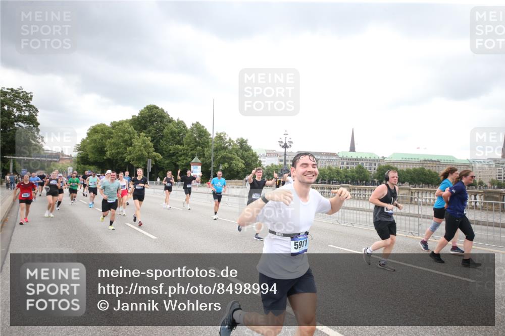 29.06.2025 - hella hamburg halbmarathon Jannik Wohlers http://msf.ph/oto/8498994 29.06.2025 10:56:21 Lombardsbrücke 2143, 2307, 2887, 2932, 2991, 3348, 3418, 3438, 3516, 3517, 3520, 3614, 4094, 4118, 4773, 5438, 5589, 5911, 5944, 6348, 6349, 7381, 8150, 8939, 8943, 9172, 9210, 9402, 9404, 9517, 9902, 9905, 9910, 10138, 10309, 10571, 10936, 11047, 11089, 11204, 12221, 12328, 12345, 12354, 12993, 13096, 13108, 13273, 13671, 13801, 13834, 14117, 14472, 14711, 14746, 15215, 15630, 15748, 15823, 16034, 18197 meine-sportfotos.de