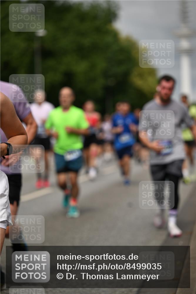29.06.2025 - hella hamburg halbmarathon Dr. Thomas Lammeyer http://msf.ph/oto/8499035 29.06.2025 10:23:56 Kennedybrücke 1145, 2405, 2795, 2918, 2993, 2995, 3446, 3631, 4170, 4562, 4570, 4979, 5035, 5123, 5178, 5251, 5397, 5429, 5556, 5834, 5849, 5878, 6444, 6796, 6797, 6872, 6874, 6939, 7137, 7248, 7249, 7647, 7836, 7917, 8427, 8537, 8778, 10349, 10540, 10594, 10966, 11036, 11247 meine-sportfotos.de