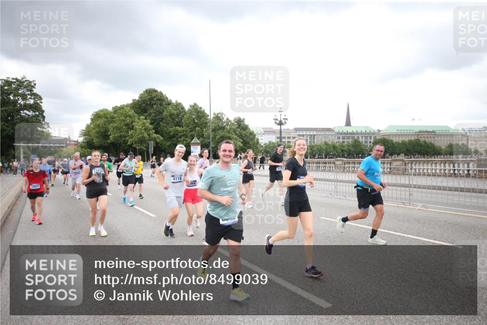29.06.2025 - hella hamburg halbmarathon Jannik Wohlers http://msf.ph/oto/8499039 29.06.2025 10:56:23 Lombardsbrücke 2887, 2932, 2991, 3348, 3387, 3418, 3438, 3516, 3517, 3614, 4094, 4118, 5589, 5911, 5944, 6348, 6349, 7381, 8150, 8197, 8939, 8943, 9172, 9210, 9402, 9404, 9517, 9902, 9905, 9910, 10138, 10309, 10450, 10571, 10632, 10936, 11047, 11089, 11204, 12328, 12345, 12354, 12993, 13108, 13273, 13671, 13801, 13834, 14117, 14472, 14711, 14746, 15215, 15630, 15748, 15823, 18197 meine-sportfotos.de