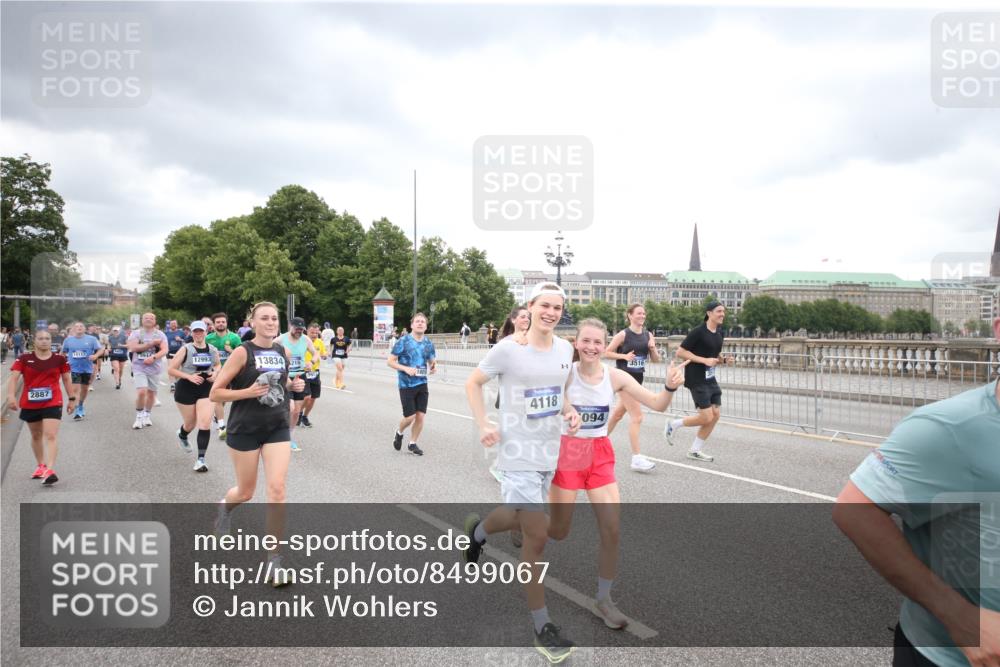 29.06.2025 - hella hamburg halbmarathon Jannik Wohlers http://msf.ph/oto/8499067 29.06.2025 10:56:24 Lombardsbrücke 1207, 2887, 2932, 2991, 3348, 3387, 3418, 3516, 3517, 3614, 4094, 4118, 5589, 5911, 5944, 6284, 6348, 6349, 7381, 7416, 7417, 8150, 8197, 8939, 8943, 9172, 9210, 9402, 9404, 9517, 9902, 9905, 9910, 10138, 10309, 10450, 10571, 10632, 10936, 11047, 11089, 11204, 12328, 12345, 12354, 12828, 12993, 13108, 13273, 13276, 13671, 13801, 13834, 14117, 14472, 14711, 14746, 15215, 15630, 15748, 15823 meine-sportfotos.de