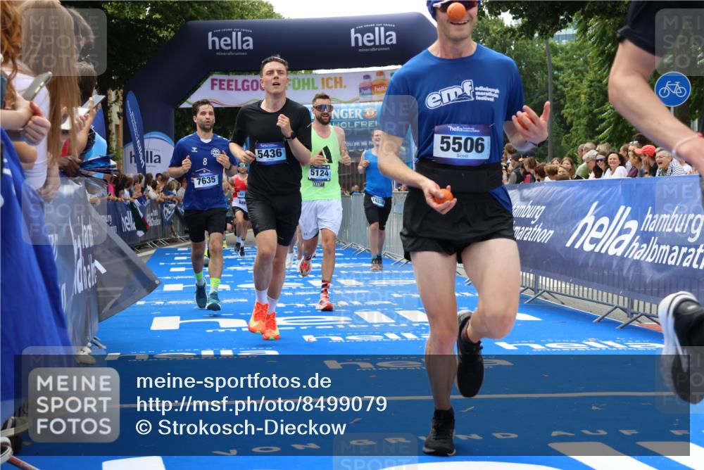 29.06.2025 - hella hamburg halbmarathon Strokosch-Dieckow http://msf.ph/oto/8499079 29.06.2025 10:43:27 Ziel 2653, 3928, 4080, 5124, 5436, 5506, 7635, 8664, 9931, 10237, 10246, 11648, 12623, 13348, 14484, 15921, 16338, 16720, 17391, 18274, 18513, 18775, 18810, 18942, 18987, 19009, 19051, 19229 meine-sportfotos.de