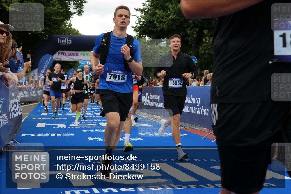 29.06.2025 - hella hamburg halbmarathon Strokosch-Dieckow http://msf.ph/oto/8499158 29.06.2025 10:53:56 Ziel 1151, 1706, 1815, 1870, 2432, 3096, 6356, 6374, 6481, 7395, 7918, 7973, 8394, 9032, 10891, 11499, 11789, 12379, 12413, 13032, 13869, 14026, 14175, 16477, 16538, 17348, 18308, 18418, 18831, 18879, 18915, 19177 meine-sportfotos.de