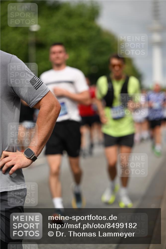 29.06.2025 - hella hamburg halbmarathon Dr. Thomas Lammeyer http://msf.ph/oto/8499182 29.06.2025 10:24:00 Kennedybrücke 1145, 2405, 2795, 2918, 2993, 2995, 3278, 3446, 3631, 3678, 4170, 4539, 4562, 4570, 4614, 4979, 5035, 5123, 5178, 5251, 5397, 5429, 5556, 5834, 5849, 5878, 6444, 6796, 6797, 6872, 6874, 6939, 7137, 7248, 7249, 7647, 7744, 7836, 7917, 8427, 8537, 10349, 10594, 10622, 10966, 11028, 11036, 11247 meine-sportfotos.de