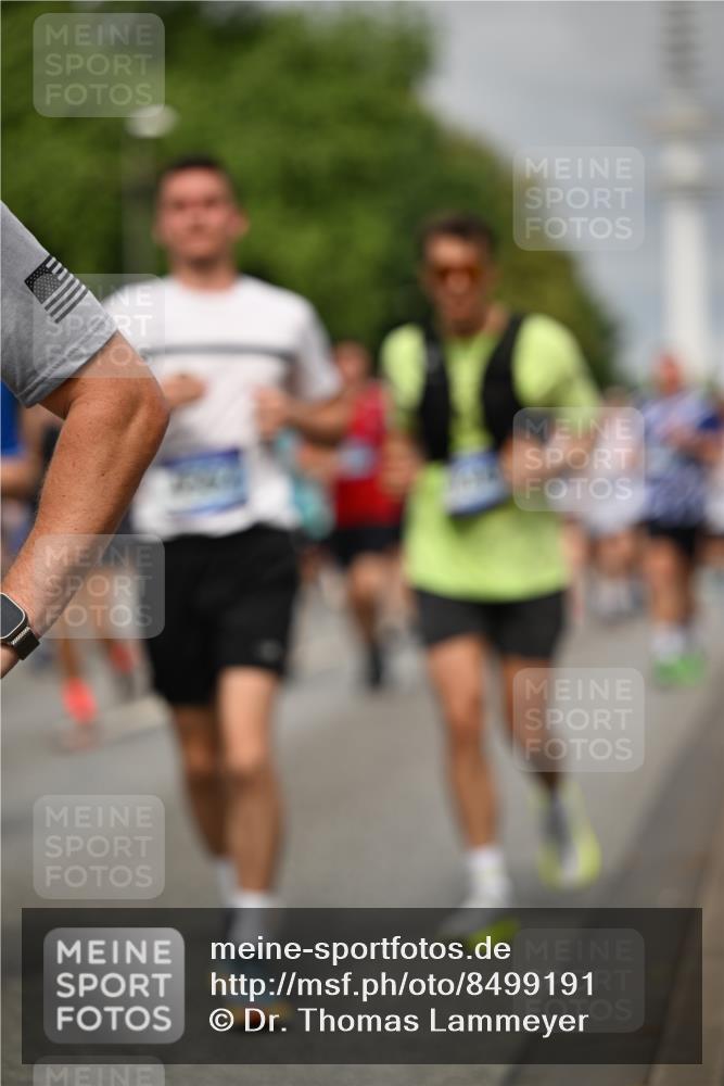 29.06.2025 - hella hamburg halbmarathon Dr. Thomas Lammeyer http://msf.ph/oto/8499191 29.06.2025 10:24:00 Kennedybrücke 1145, 2405, 2795, 2918, 2993, 2995, 3278, 3446, 3631, 3678, 4170, 4539, 4562, 4570, 4614, 4979, 5035, 5123, 5178, 5251, 5397, 5429, 5556, 5834, 5849, 5878, 6444, 6796, 6797, 6872, 6874, 6939, 7137, 7248, 7249, 7647, 7744, 7836, 7917, 8427, 8537, 10349, 10594, 10622, 10966, 11028, 11036, 11247 meine-sportfotos.de