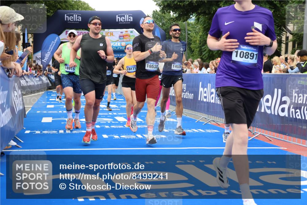 29.06.2025 - hella hamburg halbmarathon Strokosch-Dieckow http://msf.ph/oto/8499241 29.06.2025 10:53:51 Ziel 1422, 1706, 1870, 2432, 5607, 6260, 6374, 6481, 6877, 7177, 7395, 7918, 7973, 8285, 8335, 8394, 9922, 10529, 10891, 11789, 12413, 13032, 13869, 14026, 14175, 15502, 16477, 16538, 17740, 18249, 18418, 18487, 18759, 18831, 18879, 18915, 19177 meine-sportfotos.de