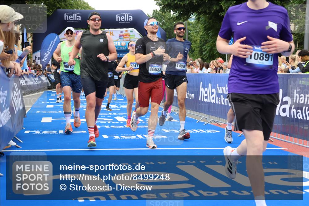 29.06.2025 - hella hamburg halbmarathon Strokosch-Dieckow http://msf.ph/oto/8499248 29.06.2025 10:53:51 Ziel 1422, 1706, 1870, 2432, 5607, 6260, 6374, 6481, 6877, 7177, 7395, 7918, 7973, 8285, 8335, 8394, 9922, 10529, 10891, 11789, 12413, 13032, 13869, 14026, 14175, 15502, 16477, 16538, 17740, 18249, 18418, 18487, 18759, 18831, 18879, 18915, 19177 meine-sportfotos.de