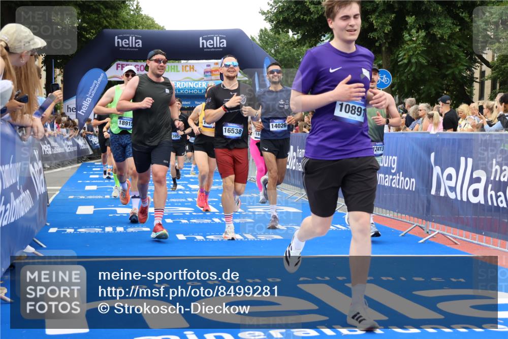 29.06.2025 - hella hamburg halbmarathon Strokosch-Dieckow http://msf.ph/oto/8499281 29.06.2025 10:53:50 Ziel 1422, 1706, 1870, 2432, 2518, 5607, 6260, 6481, 6877, 7177, 7395, 7918, 7973, 8285, 8335, 9922, 10529, 10891, 11789, 12413, 13032, 13869, 14026, 14175, 14818, 15502, 16477, 16538, 17740, 18249, 18418, 18487, 18759, 18831, 18879, 18915, 19177 meine-sportfotos.de