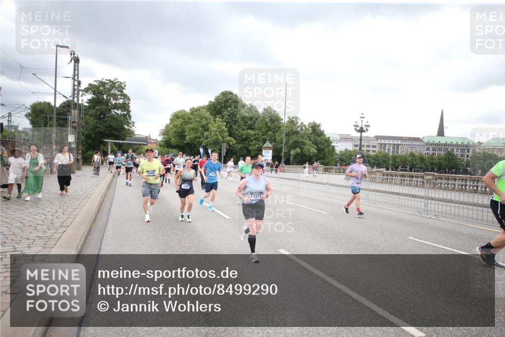 29.06.2025 - hella hamburg halbmarathon Jannik Wohlers http://msf.ph/oto/8499290 29.06.2025 10:56:35 Lombardsbrücke 1207, 2871, 2932, 3348, 3387, 3418, 3470, 3485, 4241, 4485, 4568, 4569, 4611, 5057, 5589, 5944, 6053, 6284, 6832, 6981, 7381, 7416, 7417, 7592, 7964, 8039, 8197, 8224, 8546, 8679, 9298, 9299, 9329, 9402, 9404, 9513, 9517, 9570, 9902, 9905, 10016, 10138, 10142, 10309, 10450, 10505, 10632, 11050, 11179, 11323, 12226, 12345, 12476, 12477, 12484, 12535, 12828, 12829, 13194, 13273, 13276, 13671, 13801, 13878, 13986, 14117, 14148, 14414, 14472, 15499, 15630, 15748, 15823 meine-sportfotos.de