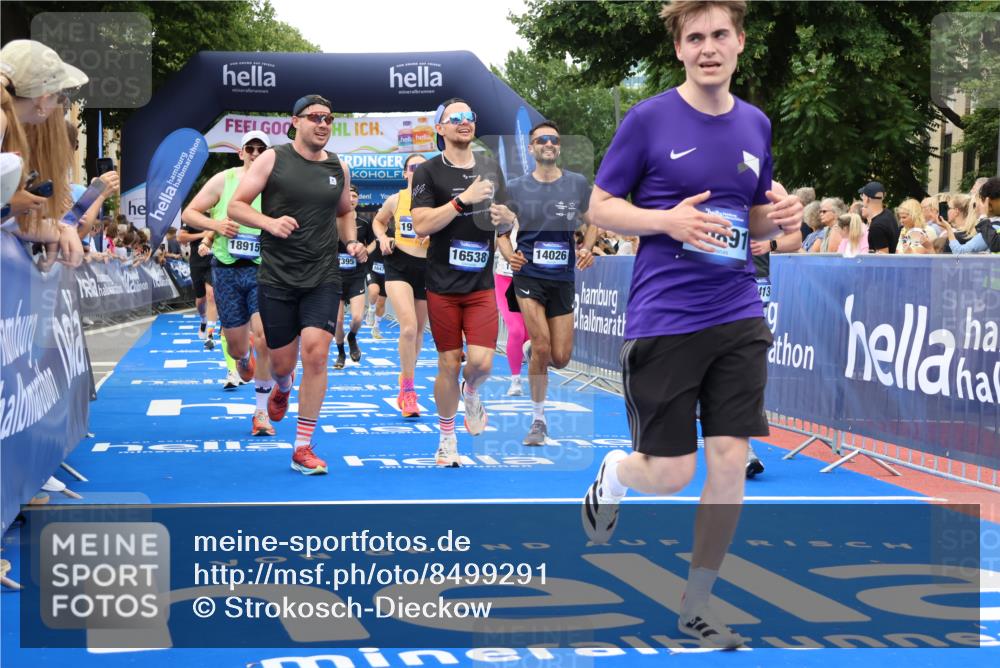 29.06.2025 - hella hamburg halbmarathon Strokosch-Dieckow http://msf.ph/oto/8499291 29.06.2025 10:53:51 Ziel 1422, 1706, 1870, 2432, 5607, 6260, 6374, 6481, 6877, 7177, 7395, 7918, 7973, 8285, 8335, 8394, 9922, 10529, 10891, 11789, 12413, 13032, 13869, 14026, 14175, 15502, 16477, 16538, 17740, 18249, 18418, 18487, 18759, 18831, 18879, 18915, 19177 meine-sportfotos.de