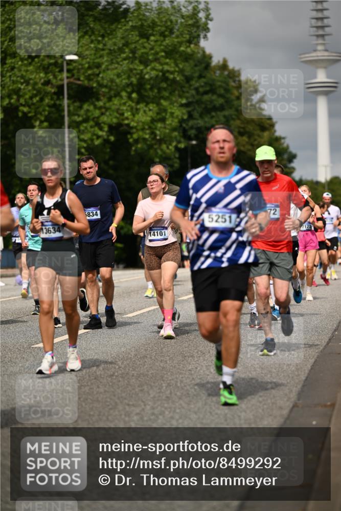 29.06.2025 - hella hamburg halbmarathon Dr. Thomas Lammeyer http://msf.ph/oto/8499292 29.06.2025 10:24:04 Kennedybrücke 1145, 2357, 2405, 2795, 2918, 2993, 2995, 3278, 3446, 3631, 3678, 4539, 4562, 4570, 4614, 4979, 5035, 5123, 5251, 5397, 5429, 5556, 5834, 5849, 5878, 6444, 6796, 6797, 6872, 6874, 6939, 7137, 7248, 7249, 7647, 7744, 7836, 7917, 8427, 10349, 10594, 10622, 11028, 11036, 11247 meine-sportfotos.de