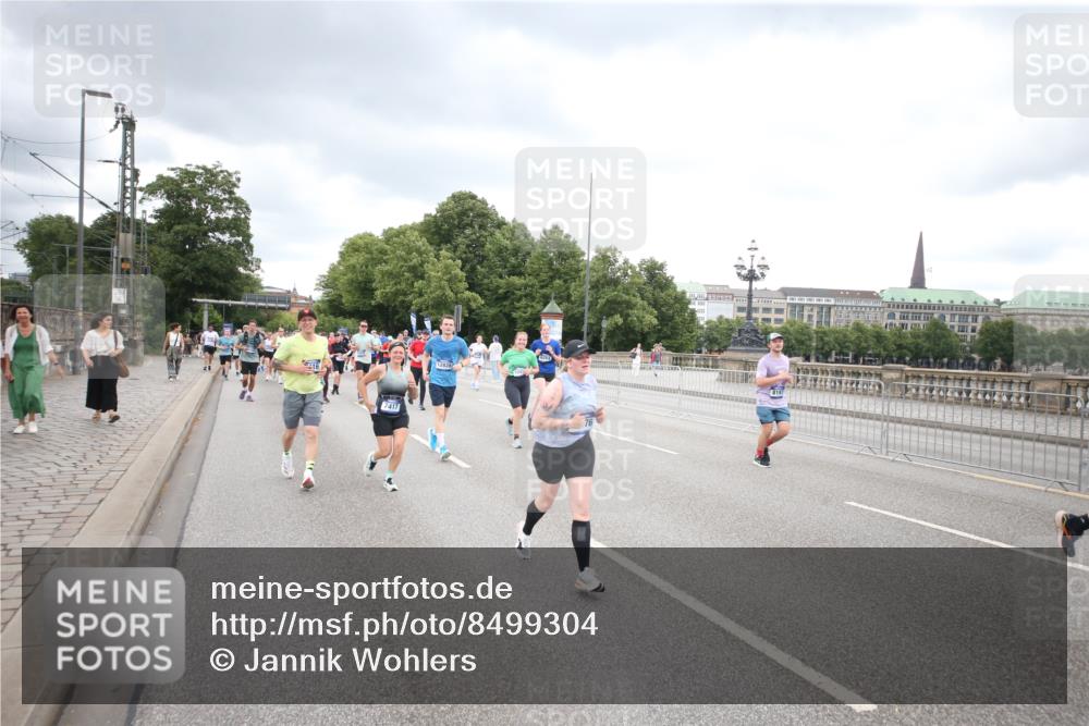 29.06.2025 - hella hamburg halbmarathon Jannik Wohlers http://msf.ph/oto/8499304 29.06.2025 10:56:35 Lombardsbrücke 1207, 2871, 2932, 3348, 3387, 3418, 3470, 3485, 4241, 4485, 4568, 4569, 4611, 5057, 5589, 5944, 6053, 6284, 6832, 6981, 7381, 7416, 7417, 7592, 7964, 8039, 8197, 8224, 8546, 8679, 9298, 9299, 9329, 9402, 9404, 9513, 9517, 9570, 9902, 9905, 10016, 10138, 10142, 10309, 10450, 10505, 10632, 11050, 11179, 11323, 12226, 12345, 12476, 12477, 12484, 12535, 12828, 12829, 13194, 13273, 13276, 13671, 13801, 13878, 13986, 14117, 14148, 14414, 14472, 15499, 15630, 15748, 15823 meine-sportfotos.de