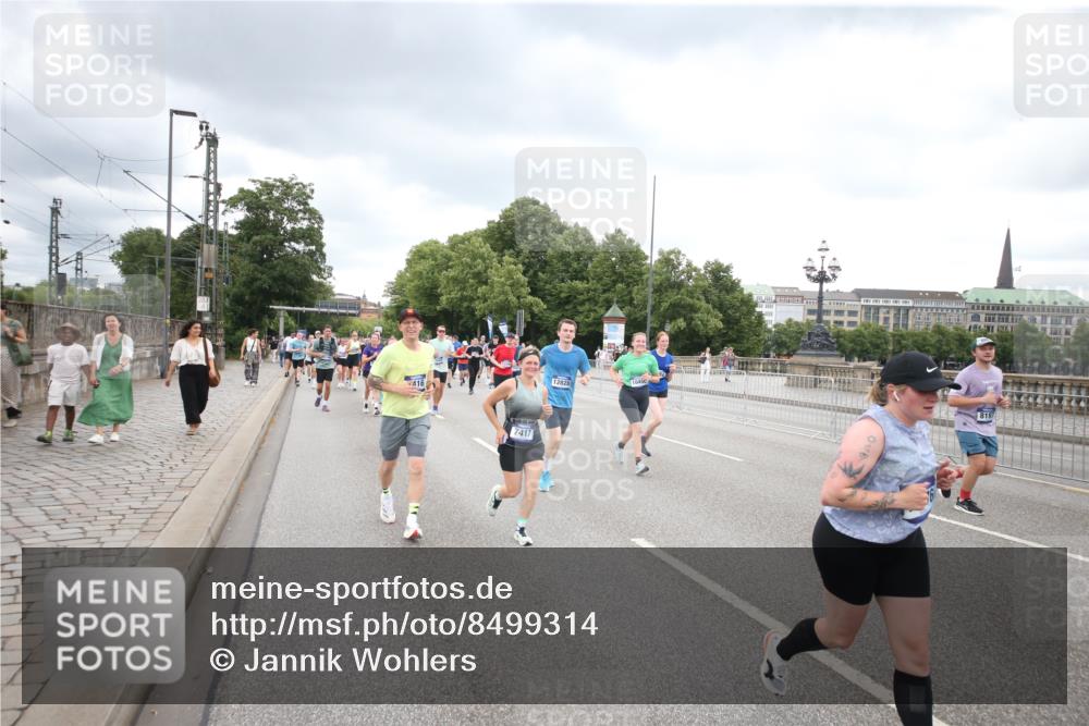 29.06.2025 - hella hamburg halbmarathon Jannik Wohlers http://msf.ph/oto/8499314 29.06.2025 10:56:35 Lombardsbrücke 1207, 2871, 2932, 3348, 3387, 3418, 3470, 3485, 4241, 4485, 4568, 4569, 4611, 5057, 5589, 5944, 6053, 6284, 6832, 6981, 7381, 7416, 7417, 7592, 7964, 8039, 8197, 8224, 8546, 8679, 9298, 9299, 9329, 9402, 9404, 9513, 9517, 9570, 9902, 9905, 10016, 10138, 10142, 10309, 10450, 10505, 10632, 11050, 11179, 11323, 12226, 12345, 12476, 12477, 12484, 12535, 12828, 12829, 13194, 13273, 13276, 13671, 13801, 13878, 13986, 14117, 14148, 14414, 14472, 15499, 15630, 15748, 15823 meine-sportfotos.de