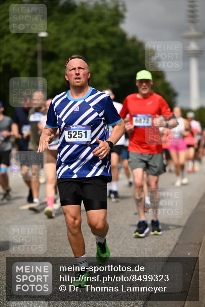 29.06.2025 - hella hamburg halbmarathon Dr. Thomas Lammeyer http://msf.ph/oto/8499323 29.06.2025 10:24:05 Kennedybrücke 1110, 1145, 2357, 2795, 2918, 3278, 3631, 3678, 4539, 4562, 4570, 4614, 4737, 4979, 5035, 5123, 5251, 5397, 5429, 5556, 5834, 5849, 5878, 6444, 6796, 6797, 6872, 6874, 6939, 7137, 7248, 7249, 7647, 7744, 7836, 7917, 10349, 10594, 10622, 11028, 11036, 11247 meine-sportfotos.de