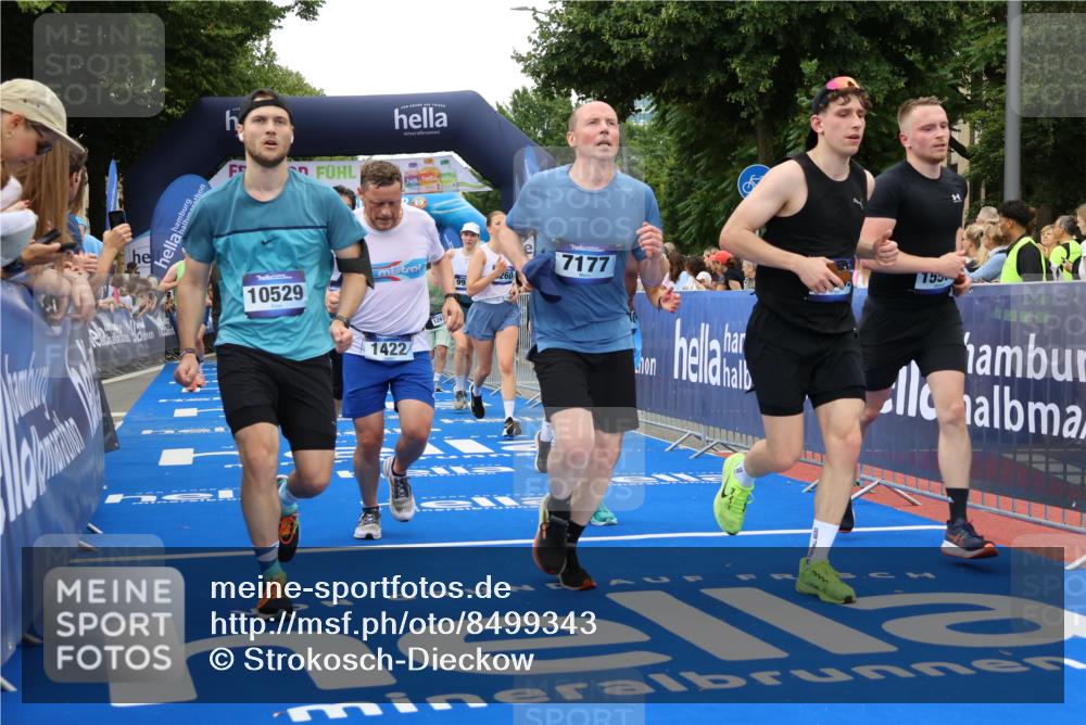 29.06.2025 - hella hamburg halbmarathon Strokosch-Dieckow http://msf.ph/oto/8499343 29.06.2025 10:53:47 Ziel 1422, 1706, 1870, 2082, 2518, 5399, 5607, 6260, 6877, 7177, 7395, 7973, 8285, 8335, 9922, 10529, 10891, 10895, 11588, 11589, 12413, 14026, 14702, 14818, 15441, 15502, 16477, 16538, 17482, 17740, 18249, 18418, 18487, 18514, 18759, 18831, 18915, 19177 meine-sportfotos.de