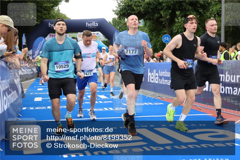 29.06.2025 - hella hamburg halbmarathon Strokosch-Dieckow http://msf.ph/oto/8499352 29.06.2025 10:53:47 Ziel 1422, 1706, 1870, 2082, 2518, 5399, 5607, 6260, 6877, 7177, 7395, 7973, 8285, 8335, 9922, 10529, 10891, 10895, 11588, 11589, 12413, 14026, 14702, 14818, 15441, 15502, 16477, 16538, 17482, 17740, 18249, 18418, 18487, 18514, 18759, 18831, 18915, 19177 meine-sportfotos.de