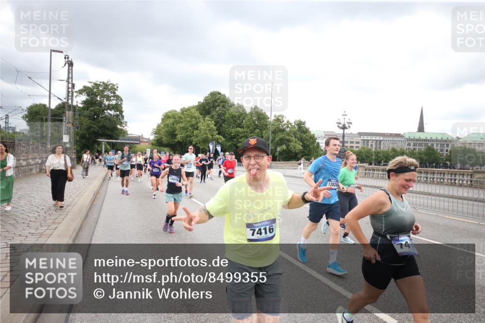29.06.2025 - hella hamburg halbmarathon Jannik Wohlers http://msf.ph/oto/8499355 29.06.2025 10:56:37 Lombardsbrücke 1207, 2871, 2932, 3348, 3387, 3470, 3485, 4241, 4485, 4568, 4569, 4611, 4998, 5057, 5589, 5639, 6053, 6284, 6832, 6981, 7381, 7416, 7417, 7592, 7964, 8039, 8197, 8224, 8546, 8679, 9298, 9299, 9329, 9402, 9404, 9513, 9570, 10016, 10138, 10142, 10309, 10450, 10505, 10632, 11050, 11179, 11323, 11954, 12226, 12345, 12476, 12477, 12484, 12535, 12828, 12829, 13194, 13273, 13276, 13671, 13801, 13878, 13986, 14117, 14146, 14148, 14414, 14472, 15499, 15630 meine-sportfotos.de