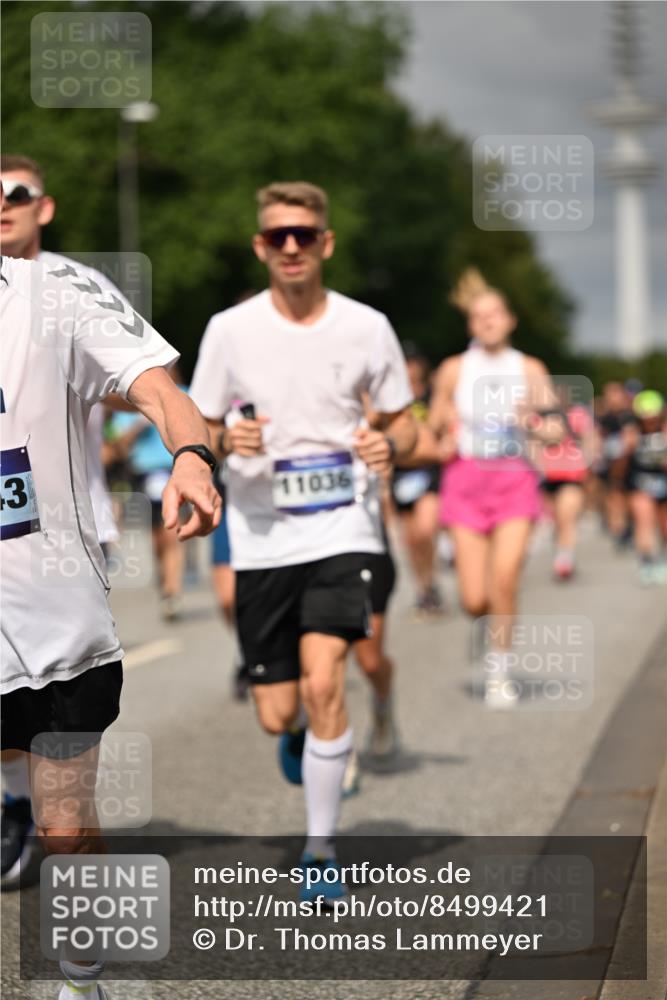 29.06.2025 - hella hamburg halbmarathon Dr. Thomas Lammeyer http://msf.ph/oto/8499421 29.06.2025 10:24:08 Kennedybrücke 1110, 1115, 1145, 2357, 3278, 3631, 3678, 4539, 4562, 4570, 4614, 4737, 4739, 4979, 5035, 5123, 5251, 5556, 5834, 5849, 5878, 6444, 6796, 6797, 6872, 6874, 6939, 7137, 7647, 7744, 7917, 8387, 9196, 9735, 10349, 10550, 10622, 11028, 11036, 11247 meine-sportfotos.de