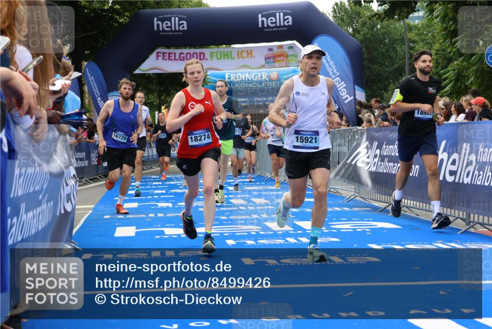 29.06.2025 - hella hamburg halbmarathon Strokosch-Dieckow http://msf.ph/oto/8499426 29.06.2025 10:43:21 Ziel 2653, 3109, 3124, 3146, 3928, 5436, 5506, 8664, 9931, 10099, 10237, 13348, 15921, 16314, 16720, 16997, 17391, 18274, 18942, 18987, 19009, 19051 meine-sportfotos.de
