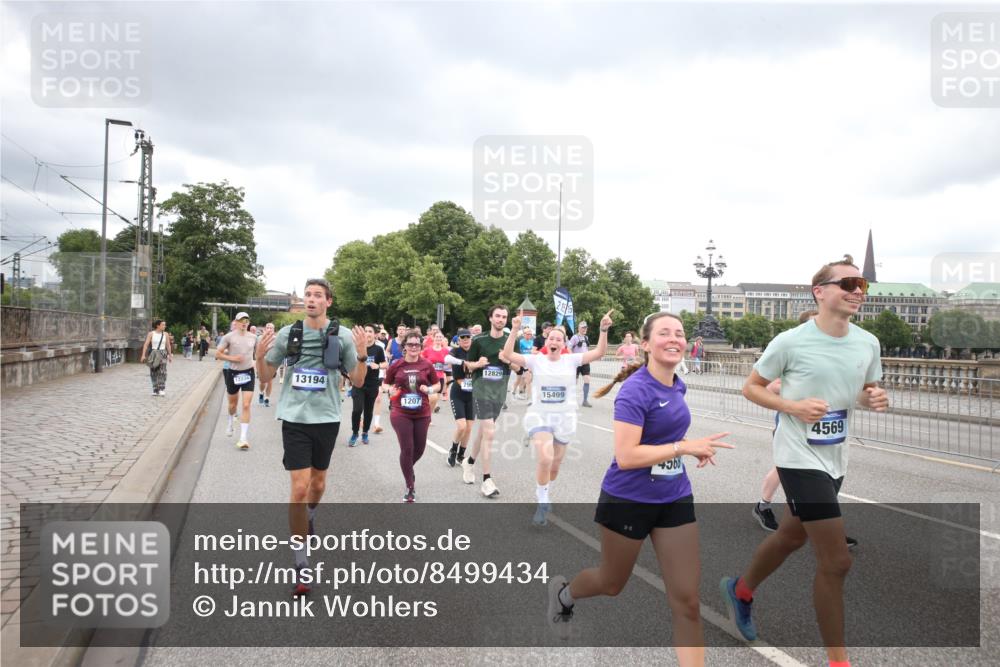 29.06.2025 - hella hamburg halbmarathon Jannik Wohlers http://msf.ph/oto/8499434 29.06.2025 10:56:40 Lombardsbrücke 1207, 2370, 2871, 2932, 3348, 3387, 3470, 3485, 3851, 4241, 4485, 4568, 4569, 4611, 4998, 5057, 5589, 5639, 6053, 6284, 6832, 6981, 7416, 7417, 7592, 7964, 8039, 8197, 8224, 8546, 8679, 9298, 9299, 9329, 9513, 9570, 10016, 10142, 10450, 10505, 10632, 11050, 11179, 11323, 11954, 12226, 12345, 12476, 12477, 12484, 12535, 12828, 12829, 12832, 13194, 13273, 13276, 13490, 13513, 13671, 13878, 13986, 14146, 14148, 14414, 15499, 15630 meine-sportfotos.de