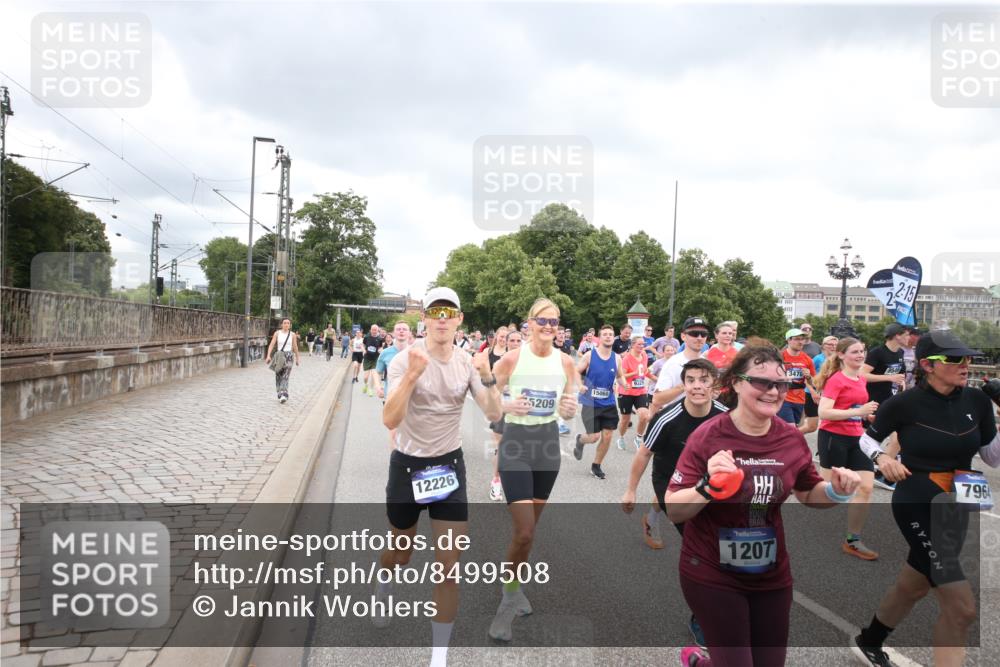 29.06.2025 - hella hamburg halbmarathon Jannik Wohlers http://msf.ph/oto/8499508 29.06.2025 10:56:42 Lombardsbrücke 1207, 2370, 2871, 3387, 3470, 3485, 3723, 3851, 4241, 4485, 4568, 4569, 4611, 4998, 5057, 5639, 6053, 6284, 6832, 6981, 7416, 7417, 7592, 7787, 7964, 8039, 8197, 8224, 8546, 8679, 9298, 9299, 9329, 9513, 9570, 9670, 10016, 10142, 10450, 10505, 10632, 11050, 11179, 11323, 11954, 12226, 12345, 12476, 12477, 12484, 12535, 12828, 12829, 12832, 12984, 13194, 13276, 13490, 13513, 13731, 13878, 13986, 14146, 14148, 14414, 15499, 15630 meine-sportfotos.de
