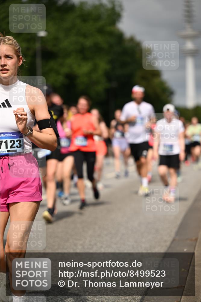 29.06.2025 - hella hamburg halbmarathon Dr. Thomas Lammeyer http://msf.ph/oto/8499523 29.06.2025 10:24:11 Kennedybrücke 1110, 1115, 1145, 2357, 3278, 3631, 3678, 4539, 4562, 4570, 4585, 4614, 4737, 4739, 4979, 5035, 5123, 5251, 5556, 5834, 5849, 5878, 6444, 6796, 6797, 6872, 6874, 7137, 7647, 7744, 7808, 7917, 8387, 9136, 9196, 9735, 10349, 10550, 10622, 11028, 11036, 11434 meine-sportfotos.de