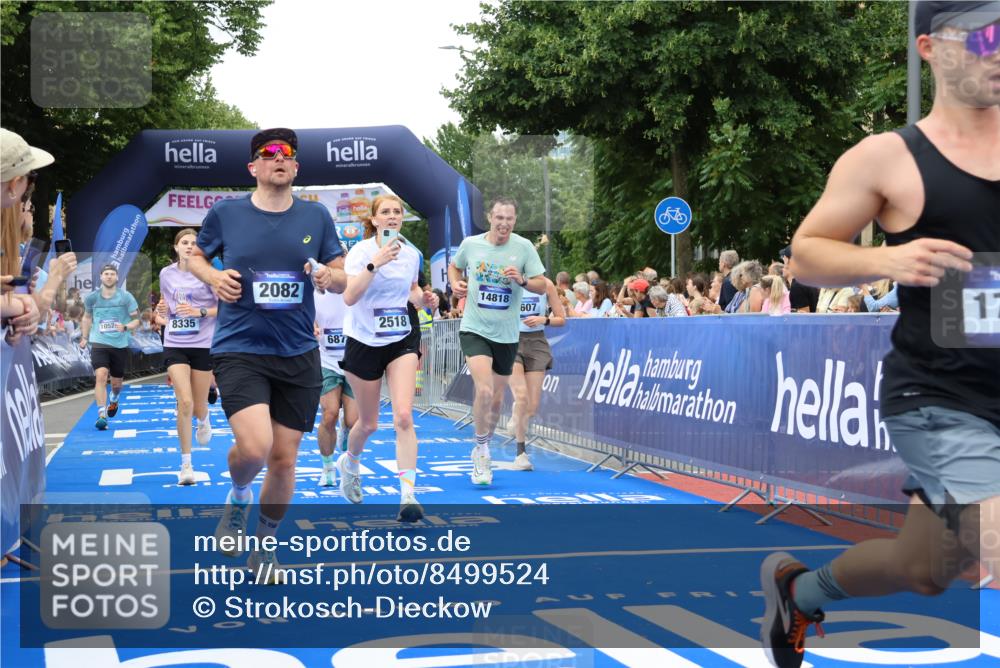 29.06.2025 - hella hamburg halbmarathon Strokosch-Dieckow http://msf.ph/oto/8499524 29.06.2025 10:53:44 Ziel 1422, 1706, 1870, 2058, 2082, 2518, 2630, 3819, 5399, 5607, 6260, 6877, 7177, 8285, 8335, 9922, 10529, 10891, 10895, 11588, 11589, 11604, 12413, 12632, 13865, 14026, 14702, 14818, 15061, 15441, 15502, 16092, 16538, 17482, 17740, 18143, 18249, 18418, 18487, 18514, 18715, 18759, 18915, 19177 meine-sportfotos.de