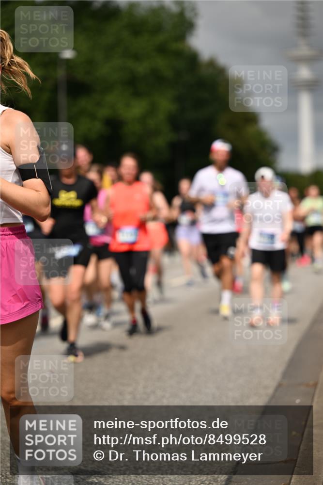 29.06.2025 - hella hamburg halbmarathon Dr. Thomas Lammeyer http://msf.ph/oto/8499528 29.06.2025 10:24:11 Kennedybrücke 1110, 1115, 1145, 2357, 3278, 3631, 3678, 4539, 4562, 4570, 4585, 4614, 4737, 4739, 4979, 5035, 5123, 5251, 5556, 5834, 5849, 5878, 6444, 6796, 6797, 6872, 6874, 7137, 7647, 7744, 7808, 7917, 8387, 9136, 9196, 9735, 10349, 10550, 10622, 11028, 11036, 11434 meine-sportfotos.de