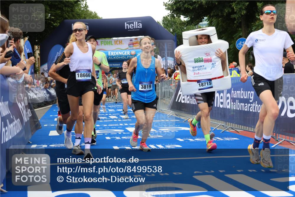 29.06.2025 - hella hamburg halbmarathon Strokosch-Dieckow http://msf.ph/oto/8499538 29.06.2025 10:53:37 Ziel 1030, 1061, 1098, 1499, 1502, 1783, 2058, 2070, 2082, 2518, 2630, 3399, 3819, 5399, 6628, 6762, 8335, 10549, 10895, 11588, 11589, 11604, 12632, 13865, 14702, 14818, 15061, 15113, 15441, 15497, 15856, 16092, 17482, 18143, 18450, 18514, 18612, 18666, 18715 meine-sportfotos.de