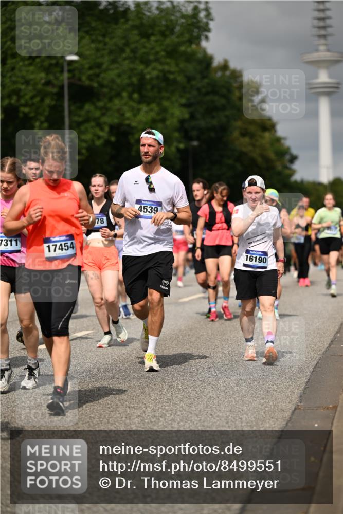 29.06.2025 - hella hamburg halbmarathon Dr. Thomas Lammeyer http://msf.ph/oto/8499551 29.06.2025 10:24:13 Kennedybrücke 1110, 1115, 1145, 2357, 3278, 3678, 4539, 4562, 4570, 4585, 4614, 4737, 4739, 5035, 5123, 5251, 5556, 5659, 5834, 5849, 5878, 6444, 6796, 6797, 6872, 6874, 7137, 7519, 7647, 7739, 7744, 7808, 7917, 8387, 8462, 9136, 9196, 9735, 10349, 10414, 10550, 10622, 11028, 11036, 11434 meine-sportfotos.de