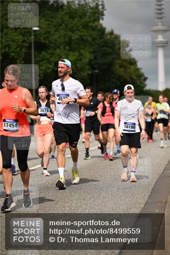 29.06.2025 - hella hamburg halbmarathon Dr. Thomas Lammeyer http://msf.ph/oto/8499559 29.06.2025 10:24:13 Kennedybrücke 1110, 1115, 1145, 2357, 3278, 3678, 4539, 4562, 4570, 4585, 4614, 4737, 4739, 5035, 5123, 5251, 5556, 5659, 5834, 5849, 5878, 6444, 6796, 6797, 6872, 6874, 7137, 7519, 7647, 7739, 7744, 7808, 7917, 8387, 8462, 9136, 9196, 9735, 10349, 10414, 10550, 10622, 11028, 11036, 11434 meine-sportfotos.de