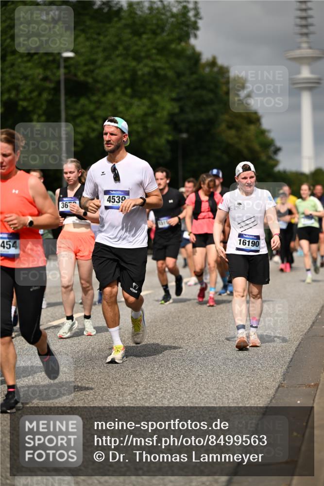 29.06.2025 - hella hamburg halbmarathon Dr. Thomas Lammeyer http://msf.ph/oto/8499563 29.06.2025 10:24:13 Kennedybrücke 1110, 1115, 1145, 2357, 3278, 3678, 4539, 4562, 4570, 4585, 4614, 4737, 4739, 5035, 5123, 5251, 5556, 5659, 5834, 5849, 5878, 6444, 6796, 6797, 6872, 6874, 7137, 7519, 7647, 7739, 7744, 7808, 7917, 8387, 8462, 9136, 9196, 9735, 10349, 10414, 10550, 10622, 11028, 11036, 11434 meine-sportfotos.de