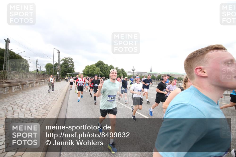 29.06.2025 - hella hamburg halbmarathon Jannik Wohlers http://msf.ph/oto/8499632 29.06.2025 10:56:45 Lombardsbrücke 1207, 2370, 2871, 3195, 3470, 3485, 3723, 3851, 4086, 4106, 4241, 4485, 4568, 4569, 4611, 4998, 5057, 5316, 5639, 6053, 6284, 6832, 6981, 7416, 7417, 7592, 7787, 7964, 8039, 8224, 8546, 8679, 8851, 8853, 9110, 9298, 9299, 9329, 9513, 9570, 9670, 10016, 10142, 10505, 11050, 11179, 11323, 11954, 12226, 12476, 12477, 12484, 12535, 12698, 12828, 12829, 12832, 12984, 13048, 13194, 13224, 13276, 13490, 13513, 13731, 13878, 13986, 14146, 14148, 14414, 15499 meine-sportfotos.de