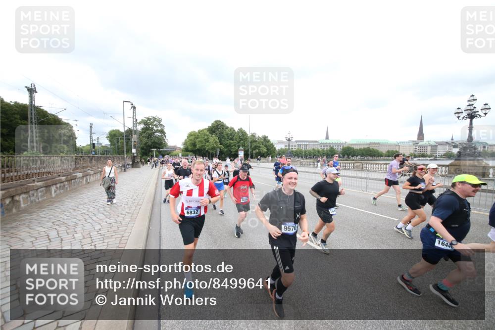29.06.2025 - hella hamburg halbmarathon Jannik Wohlers http://msf.ph/oto/8499641 29.06.2025 10:56:46 Lombardsbrücke 2041, 2370, 2871, 3195, 3470, 3485, 3723, 3851, 4086, 4106, 4241, 4485, 4568, 4569, 4611, 4998, 5057, 5316, 5639, 6053, 6832, 6981, 7592, 7787, 7964, 8039, 8224, 8546, 8552, 8679, 8851, 8853, 9110, 9298, 9299, 9329, 9430, 9513, 9570, 9670, 10016, 10142, 10505, 11050, 11179, 11323, 11954, 12226, 12476, 12477, 12484, 12535, 12698, 12829, 12832, 12984, 13048, 13194, 13224, 13438, 13490, 13513, 13731, 13878, 13986, 14146, 14148, 14414, 14862, 15499 meine-sportfotos.de