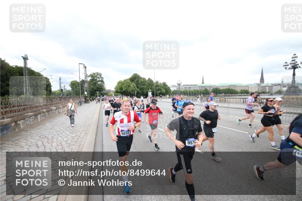 29.06.2025 - hella hamburg halbmarathon Jannik Wohlers http://msf.ph/oto/8499644 29.06.2025 10:56:46 Lombardsbrücke 2041, 2370, 2871, 3195, 3470, 3485, 3723, 3851, 4086, 4106, 4241, 4485, 4568, 4569, 4611, 4998, 5057, 5316, 5639, 6053, 6832, 6981, 7592, 7787, 7964, 8039, 8224, 8546, 8552, 8679, 8851, 8853, 9110, 9298, 9299, 9329, 9430, 9513, 9570, 9670, 10016, 10142, 10505, 11050, 11179, 11323, 11954, 12226, 12476, 12477, 12484, 12535, 12698, 12829, 12832, 12984, 13048, 13194, 13224, 13438, 13490, 13513, 13731, 13878, 13986, 14146, 14148, 14414, 14862, 15499 meine-sportfotos.de